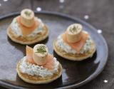 Blini de saumon fumé, chantilly aux herbes et Apérivrais Saumon