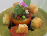 Velouté de tomate glacé crouton de tapenade verte