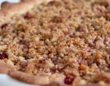 Tarte rhubarbe & framboises et son crumble au pralin