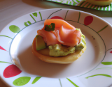 Petit canapé d'omelette à l'avocat et au saumon