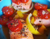 Saumon à la fondue de tomates, poivrons et citron confit.