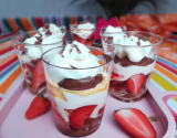 Verrines de fraises et chantilly au chocolat blanc rapides