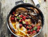 Pancake aux framboises, au chocolat blanc et à la menthe