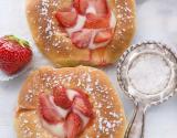 Brioches aux amandes et fraises