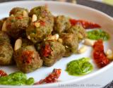 Boulettes au pesto de persil, tomates confites et pignons de pin