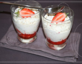 Verrine de crème croquante aux fraises et à la menthe