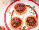 Tartine fine au parmesan, carpaccio de bœuf et ketchup à la sauce Tabasco® rouge