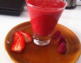 Smoothie sans sucre : fraises, bananes, framboises, citron, oranges pamplemousse