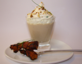 Cappuccino de marrons, ciboulette et éclats de noisettes, mouillettes de pain d'épices "fumé"