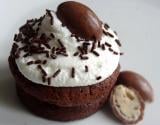 Cupcake mousseux au chocolat avec sa chantilly et son shoko-bons!