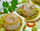 Coquilles Saint-Jacques marinées en roulade de concombre