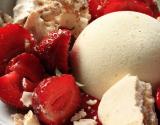 Parfait à la vanille fraises danoises et meringues croustillantes au muesli