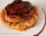 Magret de caille laqué au jus et au xeres sur une escalope de foie gras poêllée et un chutney de coing