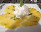 Carpaccio d'ananas sucre mentholé et glace noix de coco