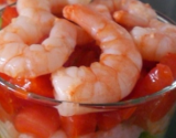 Verrines d'avocat, crevettes et tomate, sauce poivron