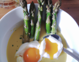 Asperges vertes, bouillon au thé vert, huîtres et œuf de poulette poché