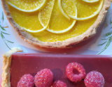 Tarte au citron, miroir de framboise, sur fond macaroné