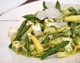 Tagliatelle aux asperges et à la feta, pesto de roquette et noix