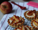 Tartelettes individuelles aux pommes sur confiture de lait