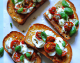 Toasts de ricotta, basilic et tomates séchées