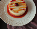 Gâteau au rhum avec coulis de fraise et cerise