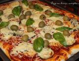 Pizza au chorizo, courgettes et basilic