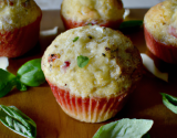 Muffins aux fraises, pecorino romano et basilic