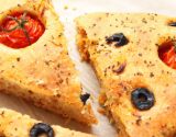 Focaccia aux tomates cerises, olives noir grecque et au basilic