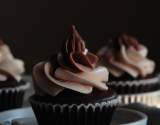 Cupcakes au chocolat et glaçage mystère