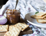 Confiture d'oignons sur lit de crackers