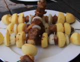 Brochettes de bœuf et pommes de terre marinés