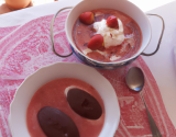 Soupe de fraise et quenelle de chocolat glacé