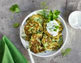 Galettes de courgettes, sauce au yaourt