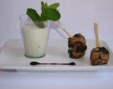 Smoothie de concombre, chèvre et menthe, minis-brochettes d'agneau épicées