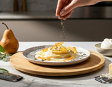 “Tagliatella farcita” à la Mozzarella di Bufala Campana AOP et à la poire caramélisée, sur fondue et tuiles croustillants de Asiago AOP