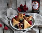 Samoussas de crêpes au rhum et compotée de fruits rouges