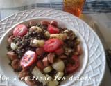 Salade de lentilles, saucisses, tomates, emmental