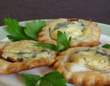 Tartelettes apéritives Fourme d'Ambert et pâte de coing