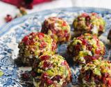 Truffes de roquefort aux pistaches et cranberries