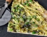 Pizza aux oignons nouveaux, courgettes, petits pois, menthe et verveine