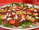 Carpaccio de bresaola, nectarines, fraises et chèvre au miel sur lit de rucola