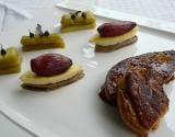 Foie gras de canard juste poêlé, compotée de rhubarbe vanillée aux poivres, échalotes confites au Floc de Gascogne ,royale d'ail de Lomagne sur croustille mi-sarrasin et magret fumé