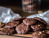 Tendres biscuits cacaotés aux noisettes