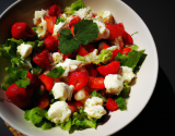 Salade de fraises, tomates cerise et chèvre frais