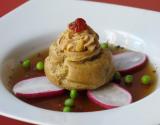 Choux à la mousse de ratatouille, gelée de bouillon de légumes et légumes croquants