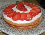 Gâteau, fraises et chantilly