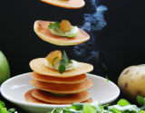 Blinis de pommes de terre à la roquette et flétan fumé par Jean-Sébastien Bompoi