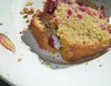 Cake aux groseilles, framboises et noisette