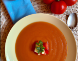 Soupe de tomates avec des morceaux de pommes de terre