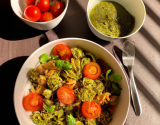 Salade de spirelli, tomates et pesto